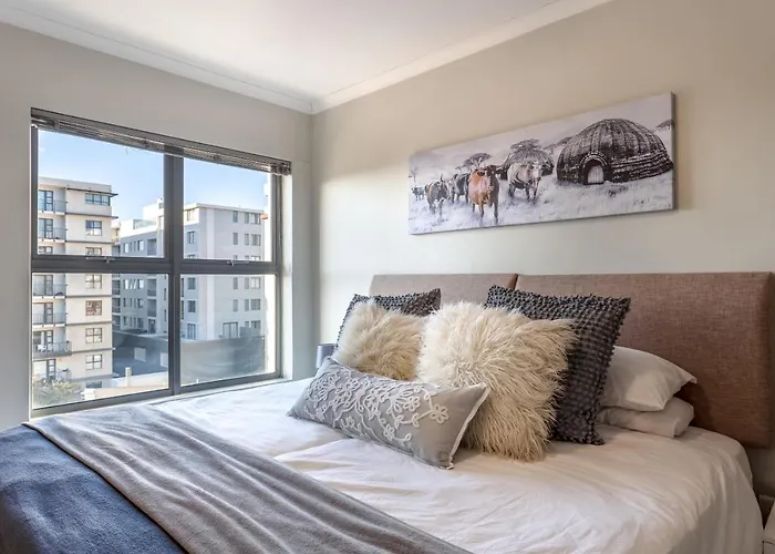 The Paragon Urbane Centrally Located, Modern Comforts