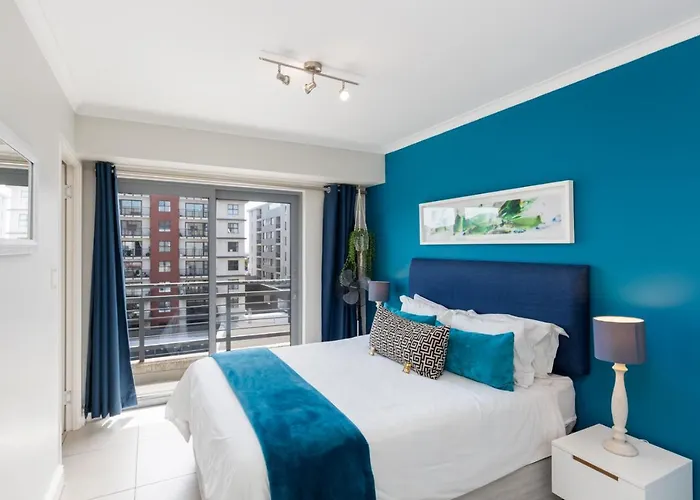 The Paragon Urbane Centrally Located, Modern Comforts