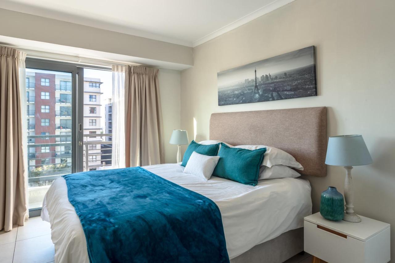The Paragon Urbane Centrally Located, Modern Comforts Apartment