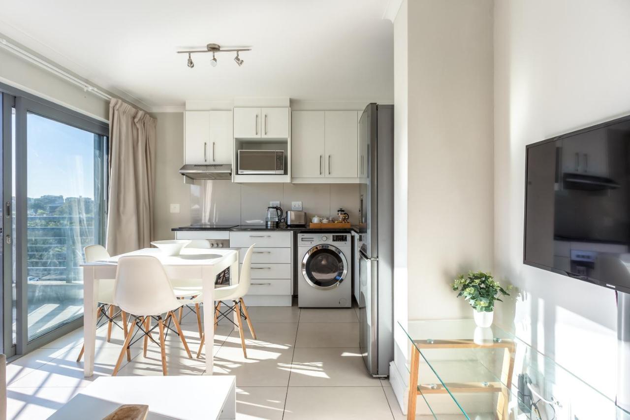 The Paragon Urbane Centrally Located, Modern Comforts