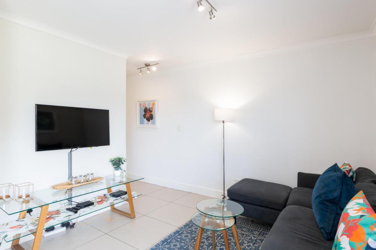 The Paragon Urbane Centrally Located, Modern Comforts Apartment