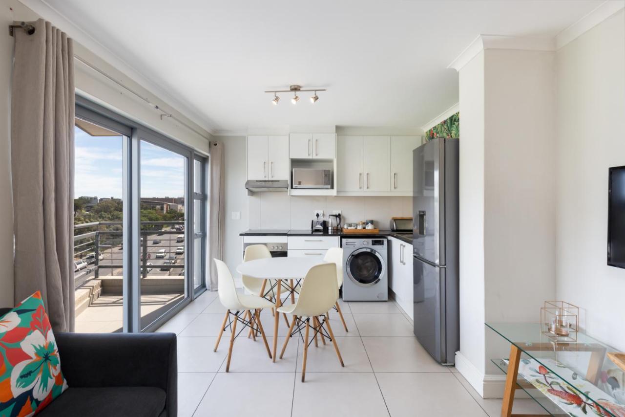 The Paragon Urbane Centrally Located, Modern Comforts Apartment *