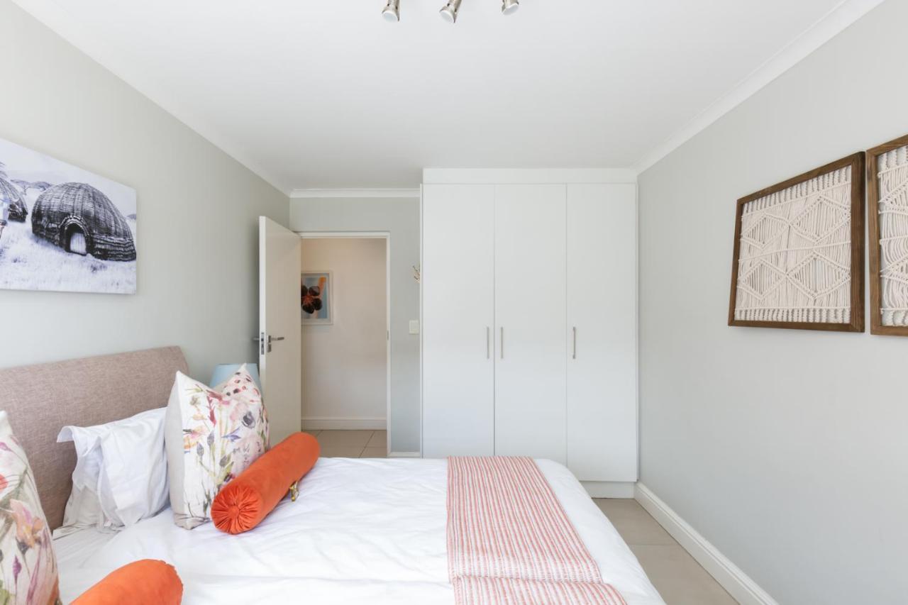 The Paragon Urbane Centrally Located, Modern Comforts Apartment *