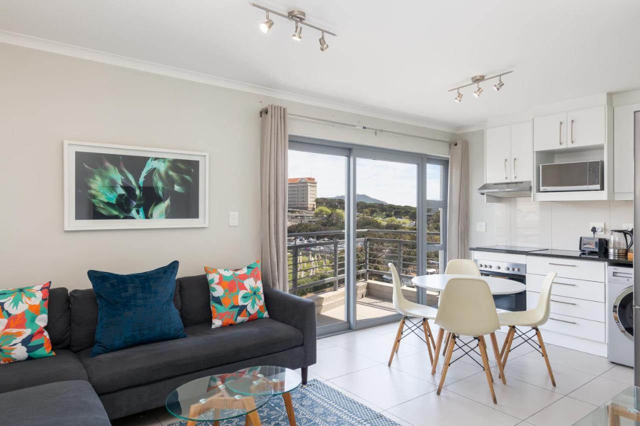 The Paragon Urbane Centrally Located, Modern Comforts Apartment