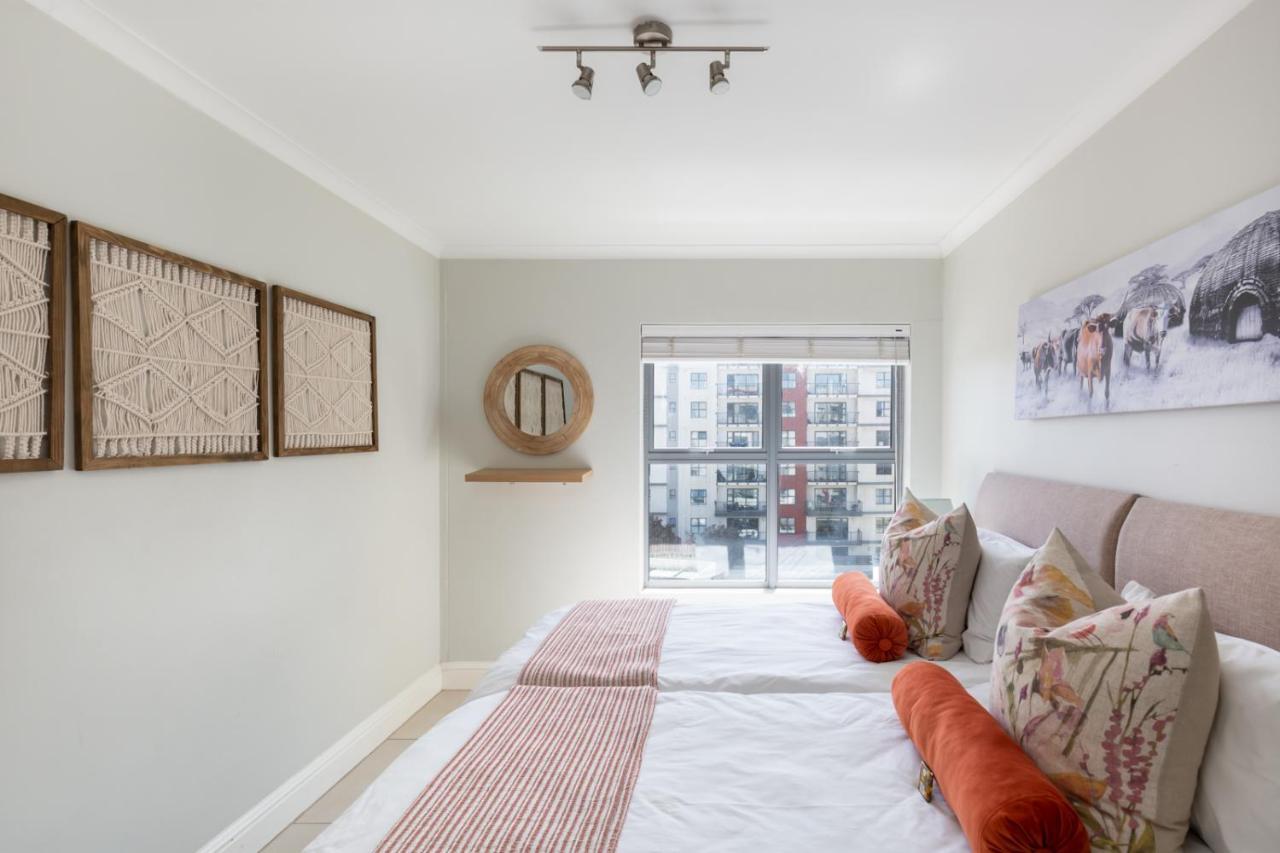 The Paragon Urbane Centrally Located, Modern Comforts Apartment *