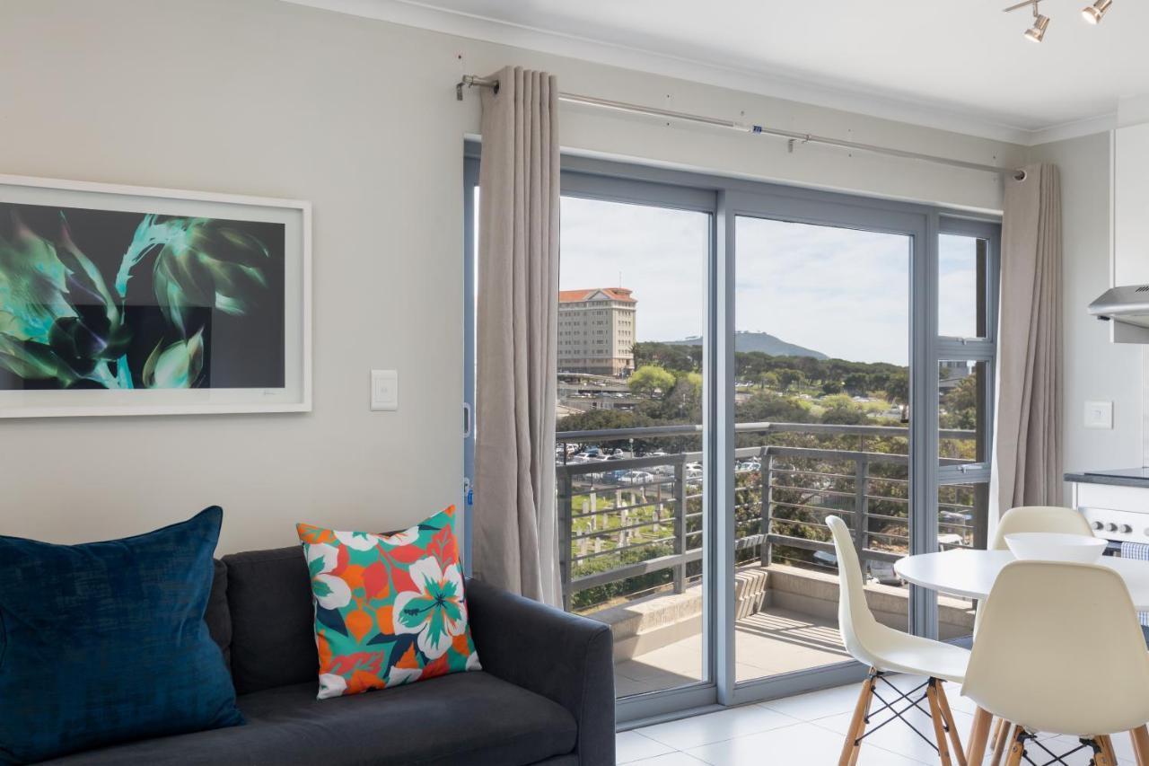 The Paragon Urbane Centrally Located, Modern Comforts Apartment *