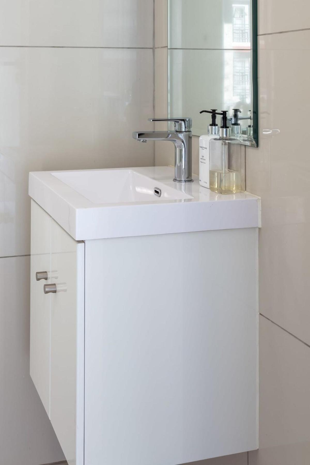 Apartment The Paragon Urbane Centrally Located, Modern Comforts *
